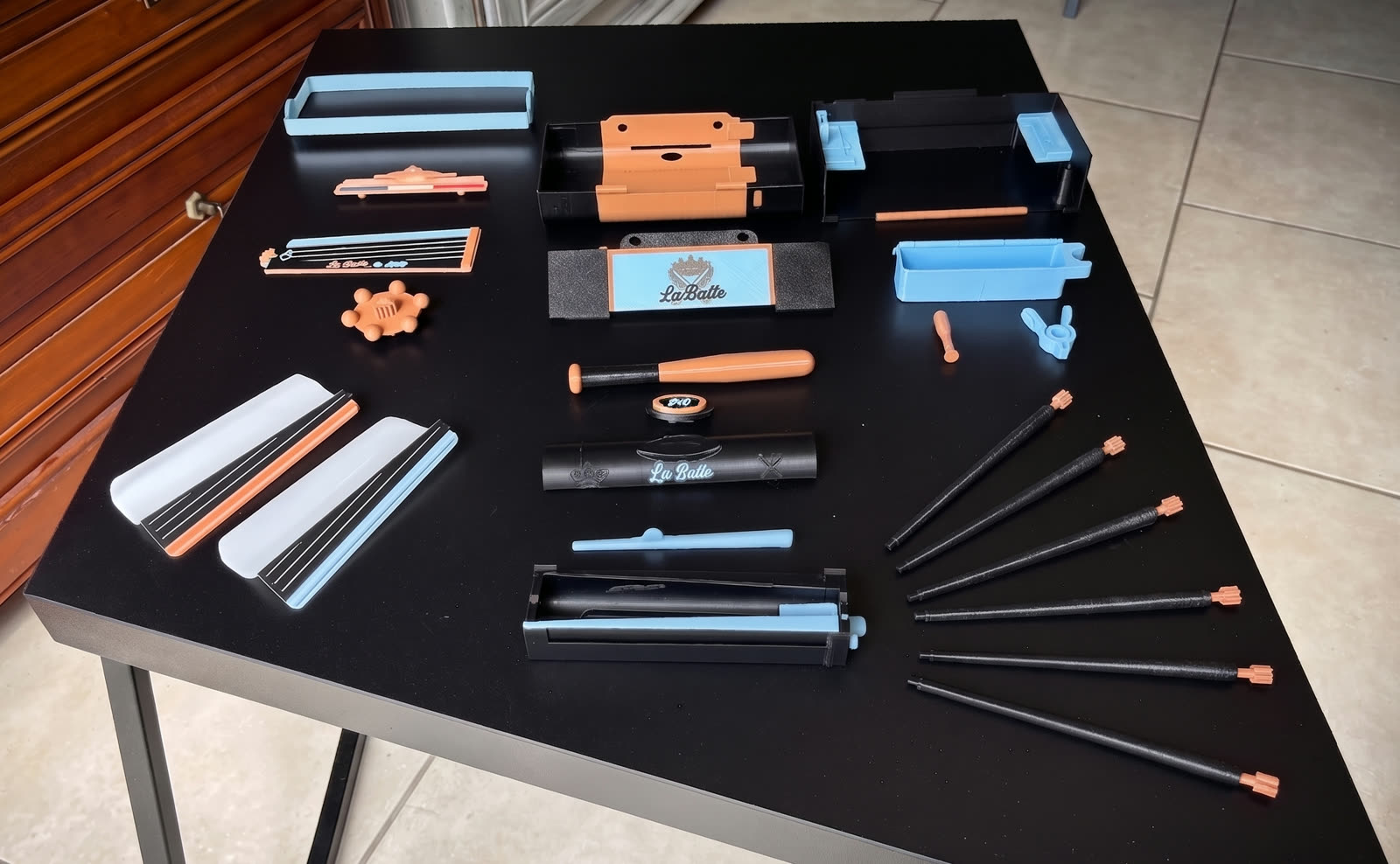 Una Box Premium Max completamente desmontada: todas las piezas por preparar, pegar y ensamblar a mano